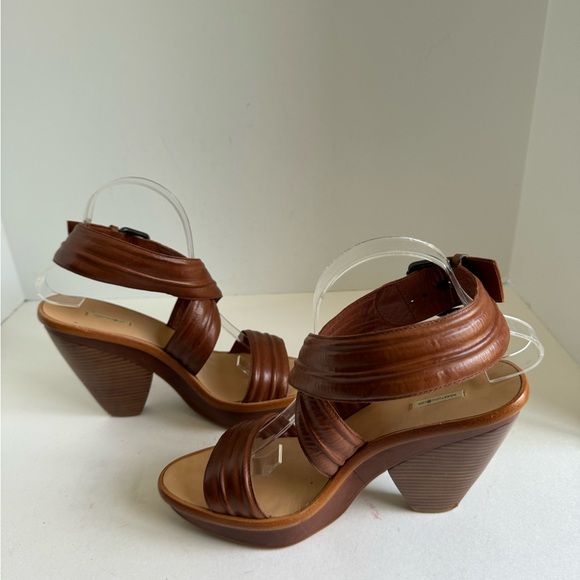 Max Studio Umeko Heel. Size 8.5 - Picture 7 of 10